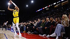Tyrese Haliburton z Indiana Pacers stílí v zápase s San Antonio Spurs v...