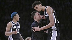 Victor Wembanyama se pedklání k Mitchi Johnsonovi, zastupujícímu koui San...