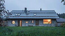 Tvar venkovského stavení z�stal zachovaný. O�i�t�né a impregnované kamenné...