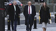 Rudy Giuliani (uprost�ed) p�ichází na bohoslu�bu, které se zú�astní nov�...