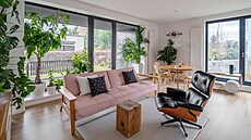 Obývací pokoj je díky velkoplo�nému zasklení spojený s terasou a p�edzahrádkou....