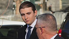 Syn nov� zvoleného amerického prezidenta Donalda Trumpa Barron Trump se dívá na...