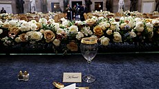 Pípravy na obd v Síni soch v Kapitolu USA v den inaugurace. (20. ledna 2025)