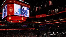 Diváci v Capital One arén sledují píjezd Donalda Trumpa do Bílého domu. (20....