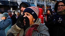 Lidé ekají na zaátek inaugurace Donalda Trumpa ped arénou ve Washingtonu....