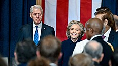 Bývalý americký prezident Bill Clinton a bývalá první dáma Hillary Clintonová...