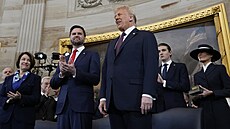 Donald Trump (vpravo) a J. D. Vance (vlevo) na pódiu p�ed slo�ením p�ísahy...