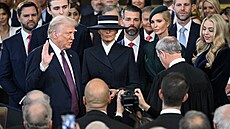 Donald Trump skládá p�ísahu v den své prezidentské inaugurace v Rotund�...
