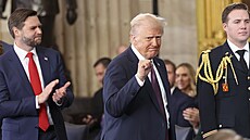Prezident Donald Trump gestikuluje, zatímco viceprezident J. D. Vance tleská...