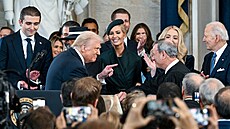Americký prezident Donald Trump gestikuluje po slo�ení p�ísahy. (20. ledna 2025)