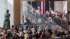 Lidé sledují 60. prezidentskou inauguraci prezidenta Donalda Trumpa. (20. ledna...