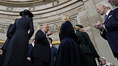Prezident Donald Trump (uprostřed) a bývalý prezident Joe Biden (vpravo) poté,...