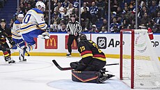 Ji�í Kulich z Buffala cloní p�ed branká�em Thatcherem Demkem z Vancouveru p�i...