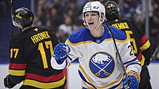 Ji�í Kulich z Buffala oslavuje trefu proti Vancouveru.