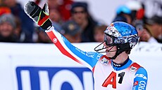 Francouzský ly�a� Clément Noël slaví triumf ve slalomu v Kitzbühelu.
