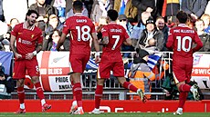 Dominik Szoboszlai z Liverpoolu slaví se spoluhrái gól v utkání s Ipswichem.