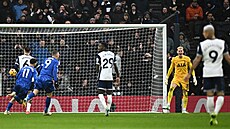 Branká� Tottenhamu Antonín Kinský (ve �lutém) se zlobí na spoluhrá�e po...