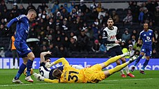 Branká Tottenhamu Antonín Kinský (ve lutém) se snaí zabránit gólu v utkání s...