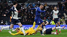 Branká� Tottenhamu Antonín Kinský (ve �lutém) inkasuje v utkání s Leicesterem.
