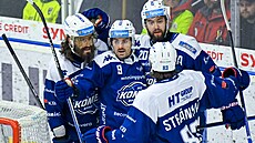 Brn�nský Jakub Flek (uprost�ed) se raduje se spoluhrá�i z trefy proti Liberci.