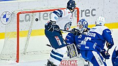 Liberecký Jasper Weatherby (vlevo) p�ekonává Ga�pera Kro�elje z Brna.