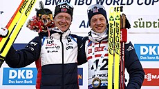 Norský biatlonista Tarjei Bö (vpravo) slaví vít�zství ve sprintu v Anterselv� s...