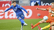 Adam Hloek z Hoffenheimu stílí v utkání s Frankfurtem.