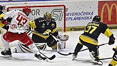 T�inecký Daniel Kurovský zakon�uje p�ed litvínovským branká�em Matejem Tomkem.