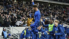Adam Hloek z Hoffenheimu slaví se spoluhrái gól v utkání s Frankfurtem.