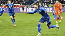 Adam Hložek z Hoffenheimu slaví gól v utkání s Frankfurtem.