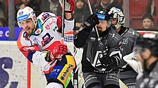 Pardubický Ji�í Smejkal (vlevo) v souboji s Ji�ím �ernochem z Karlových Var�.