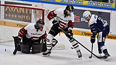 Brn�nský Jakub Flek bojuje o puk p�ed spar�anskou bránou.