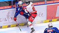 Olomoucký Michal Kunc dohrává u mantinelu Jakuba Lichtaga z Pardubic.