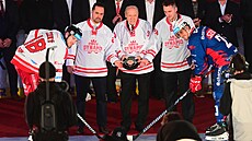 Slavnostní ceremoniál v Pardubicích p�ed zápasem s Olomoucí.