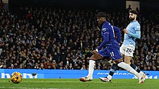 Noni Madueke z Chelsea stílí gól proti Manchesteru City.