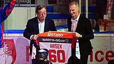 Oslavenec Dominik Haek s Vladimírem Martincem pi slavnostním ceremoniálu v...