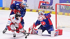 Pardubický gólman Roman Will vyrá�í st�elu v duelu s Olomoucí.