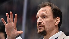 Trenér Sparty Pavel Gross bhem zápasu s Kometou.