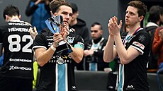 Zklamaní boleslav�tí florbalisté Milan Toma�ík a Dominik Bene� po proh�e ve...