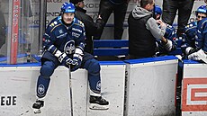 Kladenský Jaromír Jágr na stídace bhem utkání s Pardubicemi.