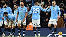 Erling Haaland z Manchesteru City slaví se spoluhrá�i gól v utkání proti...