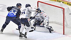 Plze�ský Jan Schleiss cloní p�i gólu p�ed vítkovickou bránou.