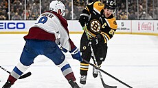 Cale Makar (vlevo) z Colorada brání bostonského Brada Marchanda.