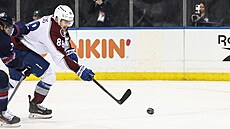 Martin Ne�as z Colorada se dostává do zakon�ení v utkání s New York Rangers.