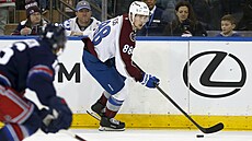 Martin Neas z Colorada kontroluje puk v utkání s New York Rangers.
