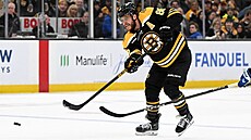 David Pastrák z Bostonu dává gól do prázdné brány v utkání s Coloradem.
