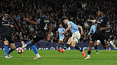 Mateo Kova�i� z Manchesteru City st�ílí gól proti Bruggám.