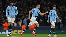 Mateo Kova�i� z Manchesteru City (uprost�ed) slaví se spoluhrá�i gól proti...
