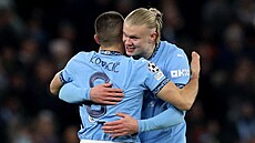 Mateo Kovai z Manchesteru City slaví s Erlingem Haalandem gól proti Bruggám.