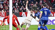 Thoma Müller z Bayernu Mnichov se prodírá vápnem Slovanu Bratislava.